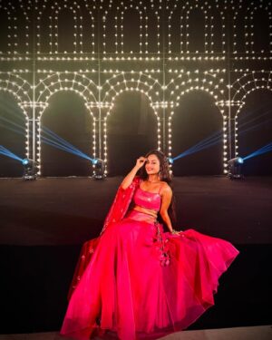 Ishita Ganguly Instagram - 🩷✨🌷✨🧿💫______थोड़ी Filmy तो हुन 🫰✨🩷🤭🦋😉

#bollywoodnight #sangeet ✨🩷

#sangeetoutfit #indianwear #sreejitamichaelwedding 🩷✨

Pc : @christin_bp86 🩷✨

Wearing : @nidhikurda 🩷✨