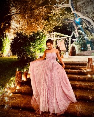 Ishita Ganguly Instagram - #fairytailvibes 💜✨🤍✨🦄✨🧿🧚‍♂️🪻✨🪽🦋✨

Pc: @christin_bp86 💜✨🤍

Wearing : @nidhikurda 💜✨

#sreejitamichaelwedding #receptionnight #goa 🤍✨💜