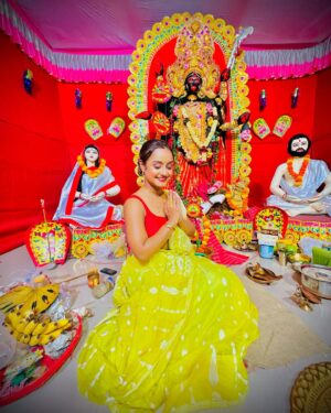 Ishita Ganguly Instagram - Maa _____🔱🧿🌺❤️🔥

May Maa bless us all ______💛❤️🔱🪔🌺

#happykalipujo #maakali #mahamaya 👣🔱🌺💛

#happydiwali 🪔💫

Thank you for having us over there @shrianandadhara7 🙏🌺