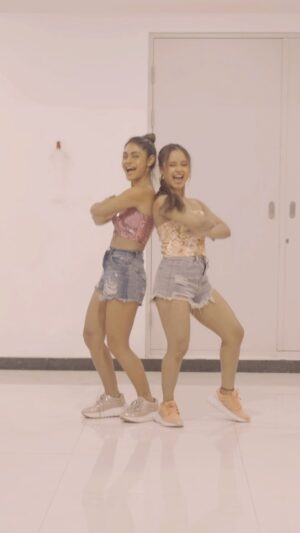 Ishita Ganguly Instagram - Ain’t gonna miss this peppy trend… 
This one with my darling ❤️ @ishita.gangopadhyay2012 
.
.
.
#dance #dancereels #dancechallenge #reelkarofeelkaro #feelitreelit #trendingreels #trend #reelsdaily #sreejitade