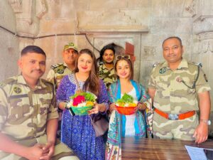 Ishita Ganguly Instagram - Thank you Trimbakeshwar  temple  Trust , their officers and security team  for giving us wonderful experience and Darshan 🙏___ 

हर हर महादेव 🙏🔱🤍🧿______जय हिंद ____🙏🇮🇳🤍

@ishreen_vadi  you are darling #friendsbelike ♥️