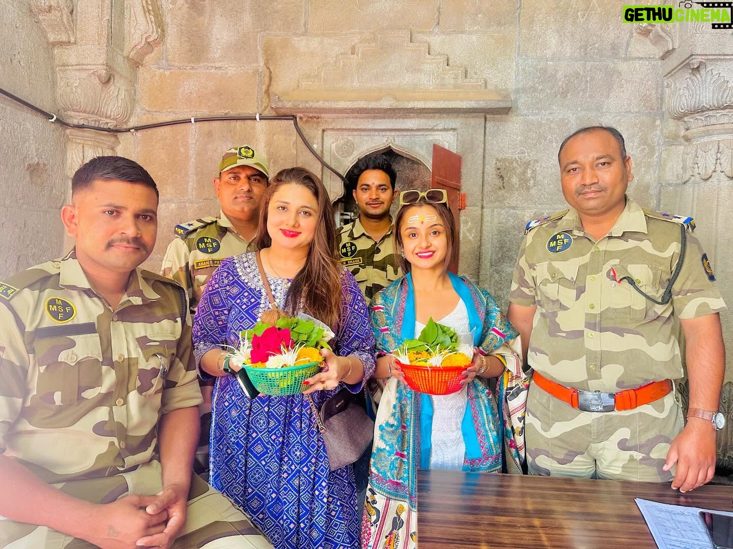 Ishita Ganguly - 2.3K Likes - Thank you Trimbakeshwar temple Trust , their officers and security team for giving us wonderful experience and Darshan 🙏___
हर हर महादेव 🙏🔱🤍🧿______जय हिंद ____🙏🇮🇳🤍
@ishreen_vadi you are darling #friendsbelike ♥️