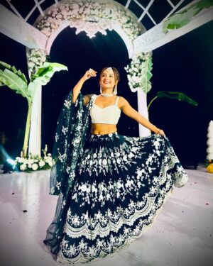 Ishita Ganguly Instagram - 🤍✨💙✨🦋🧿✨🤍🫰________

PC : @riya.bami 💙✨

Wearing : @nidhikurda 🤍✨