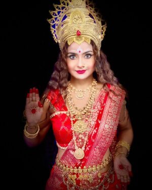 Ishita Ganguly Instagram - आदिशक्ति______🔱❤️🌺🧿

Mata Saraswati _____streaming on @hariom_app … I would like to request you all do watch the divine journey of Mata Saraswati. 🪕🦢🪷

Fortunate to be part of this great divine series 🙏

#matasaraswati #adishakti #hariomottplatform 

@vibhuagarwalofficial @niveditabasu @angirrav @vijayyadav_0510 @ratipandey @atrangiiapp @hariom_app _____🙏❤️ #gratitude