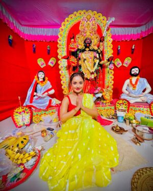 Ishita Ganguly Instagram - Maa _____🔱🧿🌺❤️🔥

May Maa bless us all ______💛❤️🔱🪔🌺

#happykalipujo #maakali #mahamaya 👣🔱🌺💛

#happydiwali 🪔💫

Thank you for having us over there @shrianandadhara7 🙏🌺