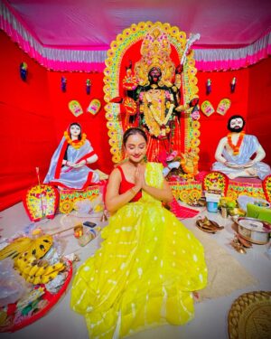 Ishita Ganguly Instagram - Maa _____🔱🧿🌺❤️🔥

May Maa bless us all ______💛❤️🔱🪔🌺

#happykalipujo #maakali #mahamaya 👣🔱🌺💛

#happydiwali 🪔💫

Thank you for having us over there @shrianandadhara7 🙏🌺