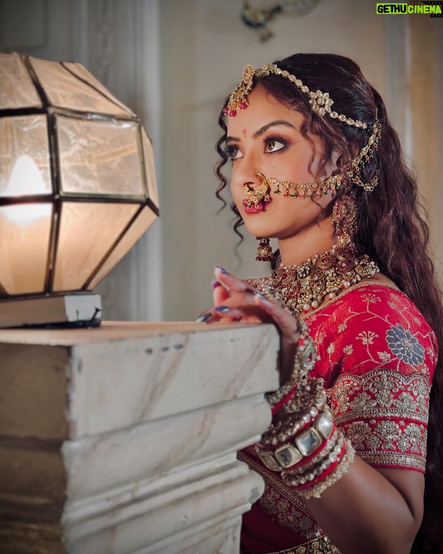Ishita Ganguly - 4.4K Likes - छुपे हैं कईं राज _____कुछ किरदार……🧿🥀🔥🌹✍️
बहुत जल्द____”बड़ी हवेली की छोटी ठकुराइन”
From 27 th January 9pm only on @shemarooumang
pc: @tiwarinishtha493 ♥️✨
@raghuvir.shekhawat sir @sagar_hosaamani @amit.sharma2811 @dilip.ku.mar @iamrjsaurabh_____ 🔱🧿♥️✨🙏
#chamkili #badihavelikichhotithakurain #shemarmooreumang #actorslife 🎥🧿
