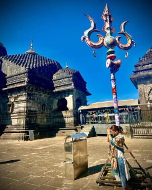 Ishita Ganguly Instagram - आपका बुलावा  आया बाबा ________🙏🔱🤍🧿

त्रिशूलधारी______🔱🧿🕉️

ॐ नमः पार्वती पतये, हर-हर महादेव _____🙏🤍🪷🪻✨🕉️

त्र्यम्बकेश्वर ज्योर्तिलिंग मन्दिर_______gratitude🙏🧿

#jaishivshankar #jaishivshambhoo #harharmahadevॐ #2025 

May Mahadev bless us all __🕉️🙏🤍🧿🔱🦋