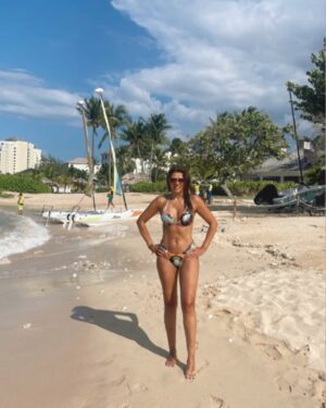 Ivette Vergara Instagram - Amoooooooo el Sol ☀️✨🔥 Aún en los días más oscuros, el sol siempre encuentra la manera de abrazarme con su fuerza y energía…Deja que su luz te recuerde que, aunque hoy parezca difícil, dentro de ti brilla una resiliencia que nunca se apaga…🔥#arribamujeres ¿También sientes cómo el sol te renueva en esos días difíciles? ¡Cuéntamelo en los comentarios! 

#EnergíaPositiva #AmoElSol #Resiliencia #DíasBrillantes #FuerzaInterior #arribamujeres #mujeresempoderadas #mujeresvalientes #aquiyahora #luz #chile #mexico #latinosusa #latinoscanada #peru #colombia #santiago #concepcion #viñadelmar #antofagasta #puertomontt #brilla #mujeres #hoy