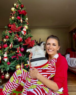 Ivette Vergara Instagram - Espero que hayan tenido una hermosa Navidad, rodeados de su familia y seres queridos, disfrutando de esos momentos que realmente importan…Que el amor, la paz y la salud llenen sus corazones en esta época tan especial y siempre✨🙏🏼

También recordemos con amor y gratitud a quienes ya no están físicamente con nosotros, pero que siguen presentes en nuestros corazones, iluminando nuestro camino desde donde estén🌟

Este es el momento de dejar atrás los miedos, las angustias y aprender a soltar, para vivir plenamente el presente…Ámate, confía en ti y en tu capacidad de transformar tu vida♥️ 

Con disciplina, gratitud y fe, todo es posible🔥🙏🏼 por eso agradezco a Dios por lo bueno y lo no tan bueno, porque cada experiencia trae consigo un aprendizaje que nos fortalece…✨🙏🏼♥️

Disfruta cada momento Aquí y Ahora✨🔥♥️ FELIZ NAVIDAD ✨🎄

Con amor,
Ivette 

#gratitud #feliznavidad #amor #navidad #momentos #paz #abundancia #seresqueridos #familia #mexico #latinosusa #peru #equipo #resiliencia #fuerza #aquiyahora