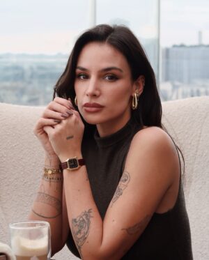 Jade Leboeuf Instagram - S’arrêter pour réfléchir, prendre du recul, et remettre les choses en perspective. C’est pas un aveu de faiblesse, parfois, le vrai mouvement commence dans l’immobilité, là où on se redéfinit, se recentre et trouve la force d’avancer, avec plus de clarté et de sérénité 🌟