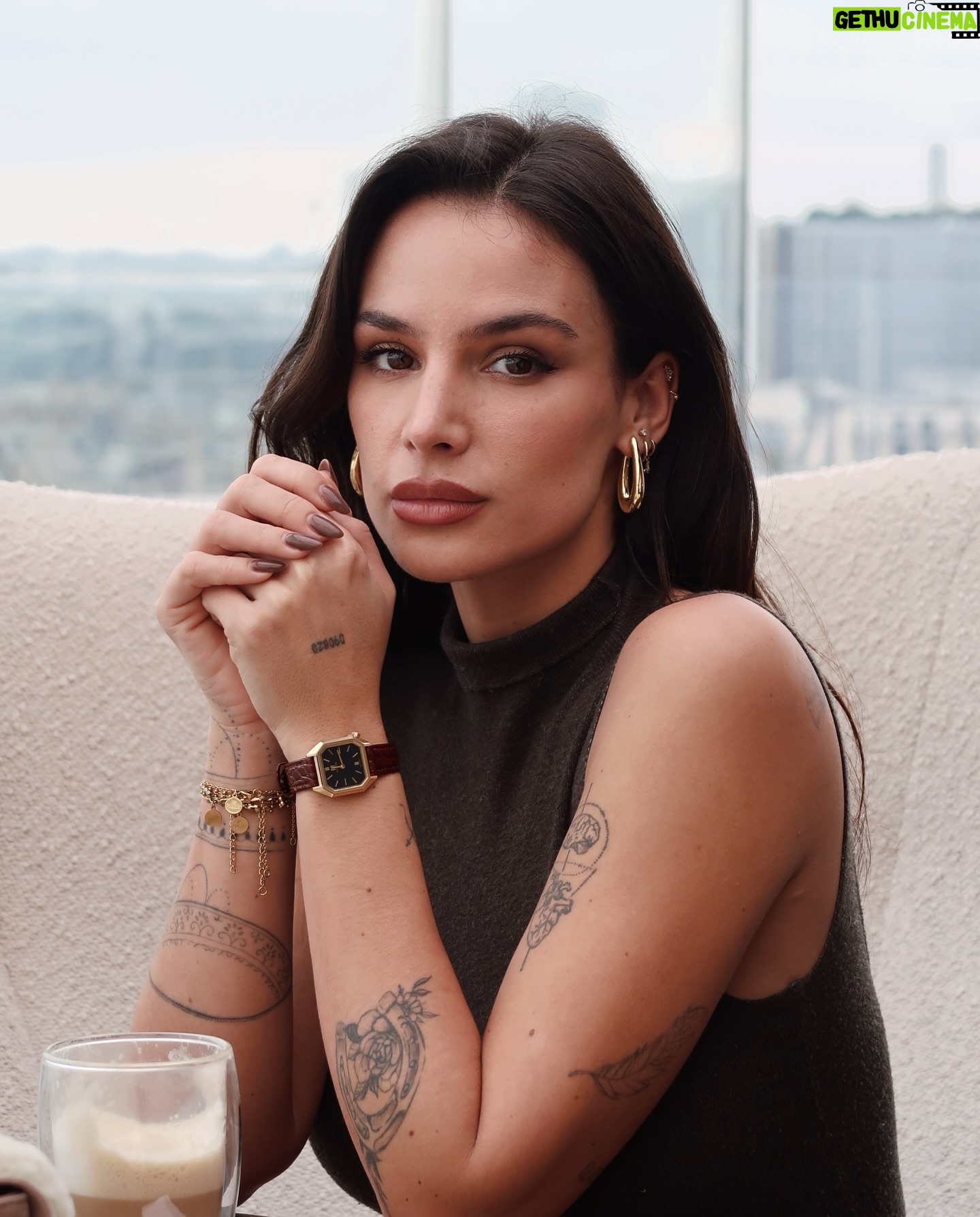 Jade Leboeuf - 11.1K Likes - S’arrêter pour réfléchir, prendre du recul, et remettre les choses en perspective. C’est pas un aveu de faiblesse, parfois, le vrai mouvement commence dans l’immobilité, là où on se redéfinit, se recentre et trouve la force d’avancer, avec plus de clarté et de sérénité 🌟