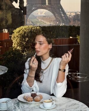Jade Leboeuf Instagram - Entoure-toi d’amies au cœur pur, de bons plats, d’une vue splendide, et laisse la vie suivre son cours 🤍