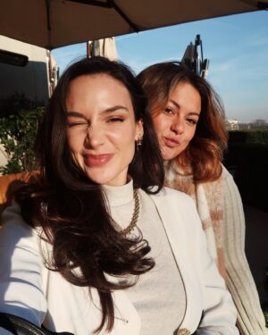 Jade Leboeuf Instagram - Entoure-toi d’amies au cœur pur, de bons plats, d’une vue splendide, et laisse la vie suivre son cours 🤍