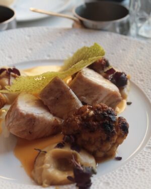Jade Leboeuf Instagram - Entoure-toi d’amies au cœur pur, de bons plats, d’une vue splendide, et laisse la vie suivre son cours 🤍