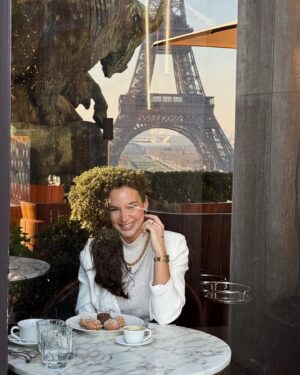Jade Leboeuf Instagram - Entoure-toi d’amies au cœur pur, de bons plats, d’une vue splendide, et laisse la vie suivre son cours 🤍