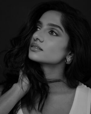 Jamie Lever Instagram - In my pretty girl era… #always 😉
📸 @mayurshedgephotography 
HMU @makeup.artist.anusha 

#portrait #blackandwhite #bw #portraitphotography #jamielever