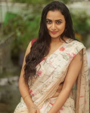 Janani Ashok Kumar Instagram - மழை 🌧️🫧☔️♥️🙏🏼
Concept & styling: @littleheartbyabu 
📸: @gk_.photography._
