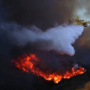 Janet Hsieh Instagram - This is so devastating. The LA fires are still raging and firefighters and first responders have been working tirelessly to help everyone. Thank you to everyone out there putting their lives at risk for us. This is so terrifying and fires are still not contained and spreading. Please stay safe everyone. Thank you to everyone who has messaged to see if we are OK.  Our family and home are fortunately OK! To our friends and community who are affected, please let us know what we can do to help!
洛杉磯大火仍在肆虐，消防員和急救人員一直沒休息，一直為我們的家人， 我們的房子救。感謝所有辛苦，為我們冒著生命危險的人！這場災難太過嚴重，火勢仍未受控制並持續蔓延。請大家注意安全。感謝所有發送訊息詢問我們有沒有安全。 幸運的是，我們一家人和房子都沒事！對於受到影響的朋，請讓我們知道我們可以做些什麼幫助!

Photo Credit: DAVID SWANSON/AFP via Getty Images
Photo Credit: Mario Tama/Getty Images
Photo Credit: Brian van der Brug/Los Angeles Times via Getty Images
