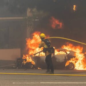 Janet Hsieh Instagram - This is so devastating. The LA fires are still raging and firefighters and first responders have been working tirelessly to help everyone. Thank you to everyone out there putting their lives at risk for us. This is so terrifying and fires are still not contained and spreading. Please stay safe everyone. Thank you to everyone who has messaged to see if we are OK.  Our family and home are fortunately OK! To our friends and community who are affected, please let us know what we can do to help!
洛杉磯大火仍在肆虐，消防員和急救人員一直沒休息，一直為我們的家人， 我們的房子救。感謝所有辛苦，為我們冒著生命危險的人！這場災難太過嚴重，火勢仍未受控制並持續蔓延。請大家注意安全。感謝所有發送訊息詢問我們有沒有安全。 幸運的是，我們一家人和房子都沒事！對於受到影響的朋，請讓我們知道我們可以做些什麼幫助!

Photo Credit: DAVID SWANSON/AFP via Getty Images
Photo Credit: Mario Tama/Getty Images
Photo Credit: Brian van der Brug/Los Angeles Times via Getty Images