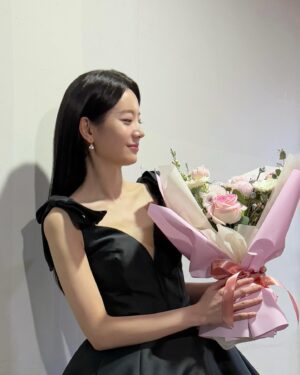 Jang Gyu-ri Instagram - 💐🥰
