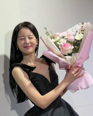 Jang Gyu-ri Instagram - 💐🥰