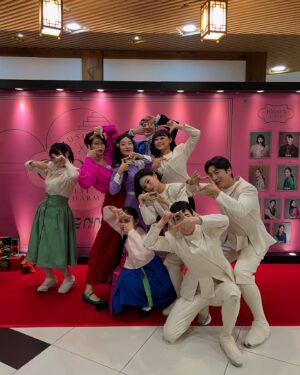 Jang Yoon-ju Instagram - 올 한 해 작품이 발표될 때마다 응원해 주었던 재석오빠!! 핑계고 시상식에서 유느님의 정까지 받게 되다니!! 감사해요. 늘 챙겨주시고, 감동이예요!! 계쥬르 :) 💖🎄🫶🏻 모두의 #행운을빌어요
