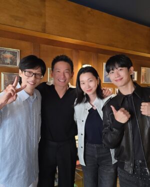 Jang Yoon-ju Instagram - 올 한 해 작품이 발표될 때마다 응원해 주었던 재석오빠!! 핑계고 시상식에서 유느님의 정까지 받게 되다니!! 감사해요. 늘 챙겨주시고, 감동이예요!! 계쥬르 :) 💖🎄🫶🏻 모두의 #행운을빌어요