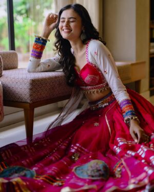 Janki Bodiwala Instagram - Andhari aaa raato jagmag thi chamki re 🥰
.
Outfit - @vastra_by_ps 
Clicked by - @yashgajjarphotography_ 
Jwellery by - @dohe_india