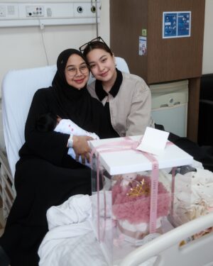 Janna Nick Instagram - Manifesting 2025!
It hits differently when your best friend of 23 years has a baby. Ingat kecik kecik mandi sama sama,
main sama sama, sekarang dia dah jadi mak dah!
I’m truly happy for you, baby @aidaleana_ .
semoga baby Diana Rose tumbuh membesar dengan cantik,comel,bijak ,cerdik, tegas, rajin , pembersih macam ummi dia , tenang dah sopan macam abah dia hahhahah.