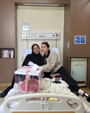 Janna Nick Instagram - Manifesting 2025!
It hits differently when your best friend of 23 years has a baby. Ingat kecik kecik mandi sama sama,
main sama sama, sekarang dia dah jadi mak dah!
I’m truly happy for you, baby @aidaleana_ .
semoga baby Diana Rose tumbuh membesar dengan cantik,comel,bijak ,cerdik, tegas, rajin , pembersih macam ummi dia , tenang dah sopan macam abah dia hahhahah.