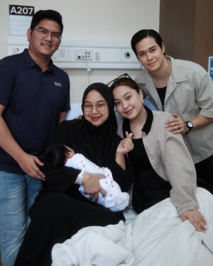 Janna Nick Instagram - Manifesting 2025!
It hits differently when your best friend of 23 years has a baby. Ingat kecik kecik mandi sama sama,
main sama sama, sekarang dia dah jadi mak dah!
I’m truly happy for you, baby @aidaleana_ .
semoga baby Diana Rose tumbuh membesar dengan cantik,comel,bijak ,cerdik, tegas, rajin , pembersih macam ummi dia , tenang dah sopan macam abah dia hahhahah.