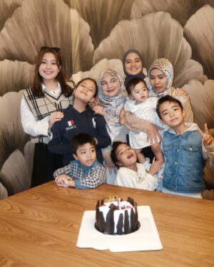 Janna Nick Instagram - Anak takde..anak buah ramai 🤣
selamat ulang tahun yang pertama baby 🤍