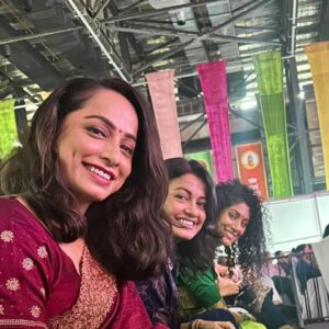 Janvi Chheda Instagram - Celebrating 95th Lata Didi's Birthday..
The OG girl gang of CID..we all remain one family and shall always be..
📷 by @shivaaji_satam sir 
@shraddhamusale @janvicg