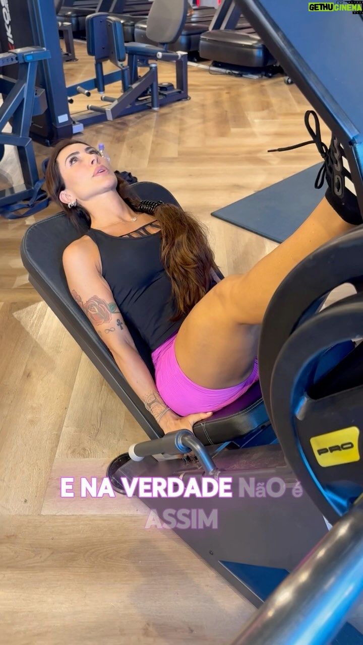 Jaque Khury - 23.8K Likes - Hoje a minha dica com a @skyfitatibaiamall é sobre cargas. Você sabia que é muito mais eficaz você fazer o movimento corretamente com cuidado, e amplitude do que socar carga ? Não somos guindastes ! Temos que treinar pensando a longo prazo .