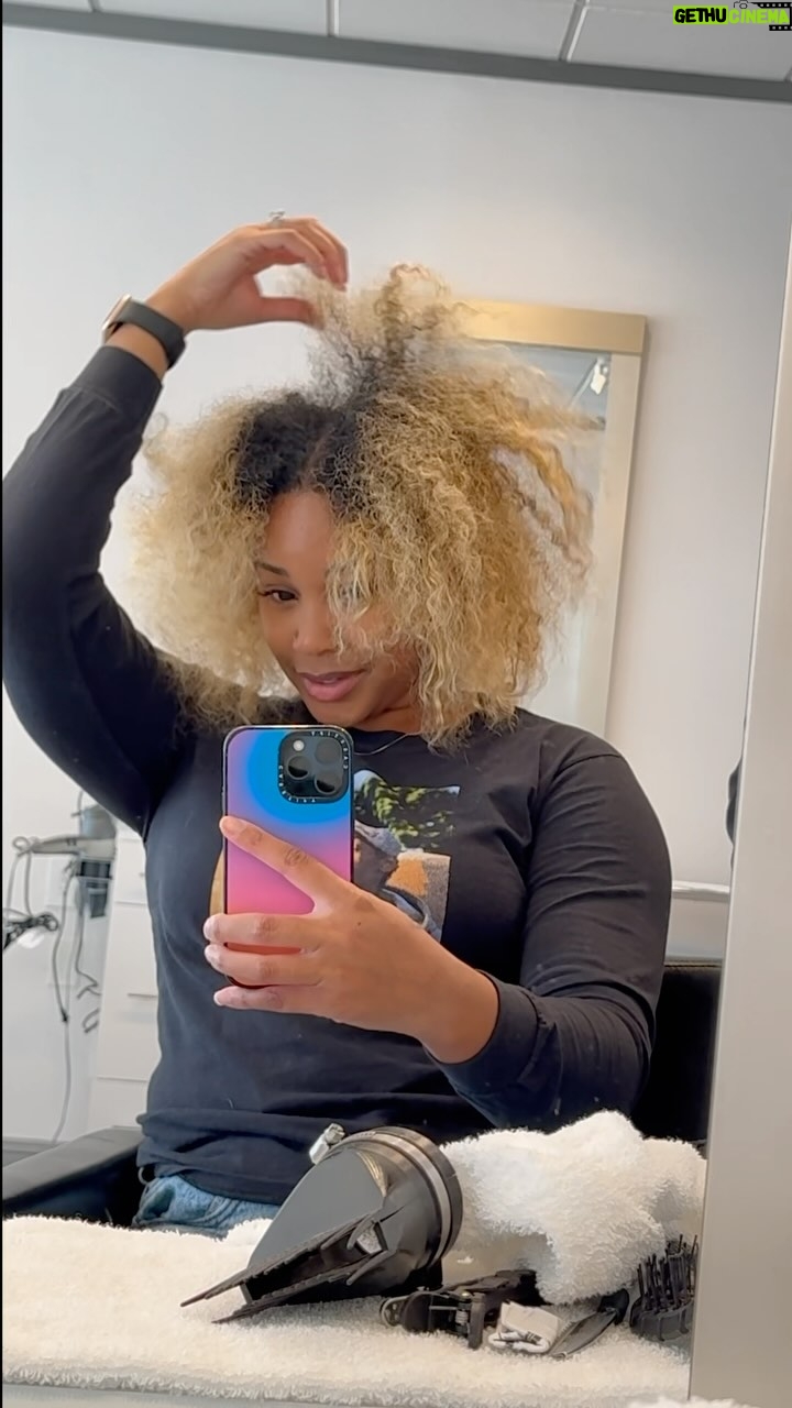 Jasmine Luv - 41.9K Likes - NEW HAIR ALERT 🚨‼️✂️💁🏽♀️ What yall think? You know I love switching things up 😝
Hair: @colorculturehairartistry
#bob #blondebob #haircut #blondehair