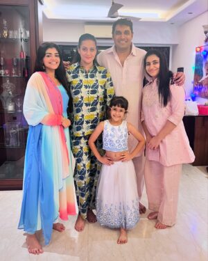 Jaswir Kaur Instagram - Our Happiness 🥳
Our Family 😍

#festive #season #bright #light #colourful #happy #faces #beautiful #souls #bonding #smiles #together #blessings #cherishing #blessed #gratitude ♥️🧿