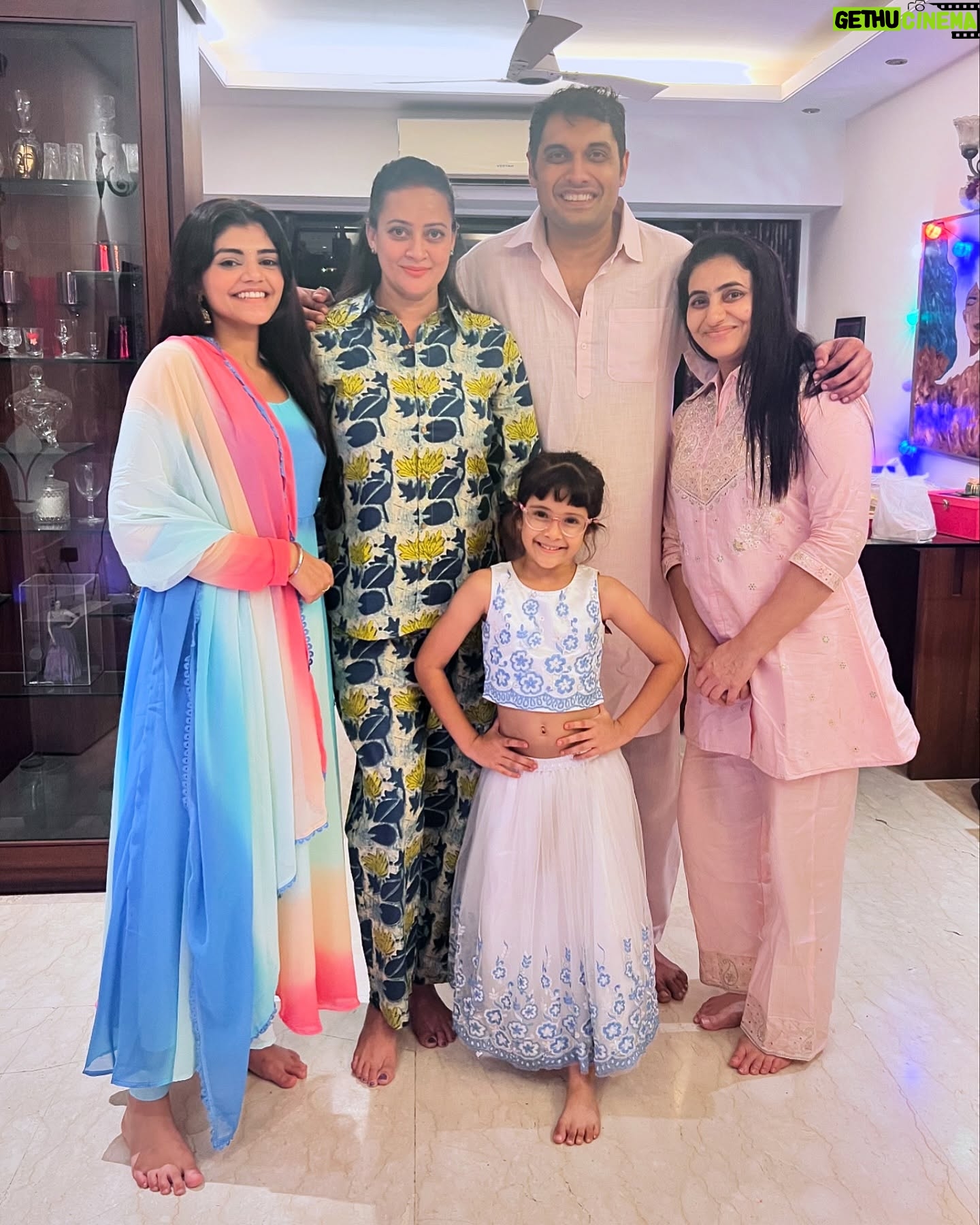 Jaswir Kaur - 4.2K Likes - Our Happiness 🥳
Our Family 😍
#festive #season #bright #light #colourful #happy #faces #beautiful #souls #bonding #smiles #together #blessings #cherishing #blessed #gratitude ♥️🧿