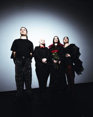 Javiera Mena Instagram - ¡Que lindo estuvo! 🥀🦇 Una noche dark junto a su luminosa energía. 
  Gracias a mi maravilloso equipo que hace posible nuestra ceremonia 🪄 
  Saludos de domingo 
 🥀 Javiera 

📸 @fotogalvez