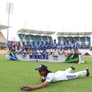 Jemimah Rodrigues Instagram - Win ✅
Team Selfie ✅

Capping of the Test with a mandatory team selfie with Jemimah Rodrigues 💙

#TeamIndia | #INDvSA | @idfcfirstbank