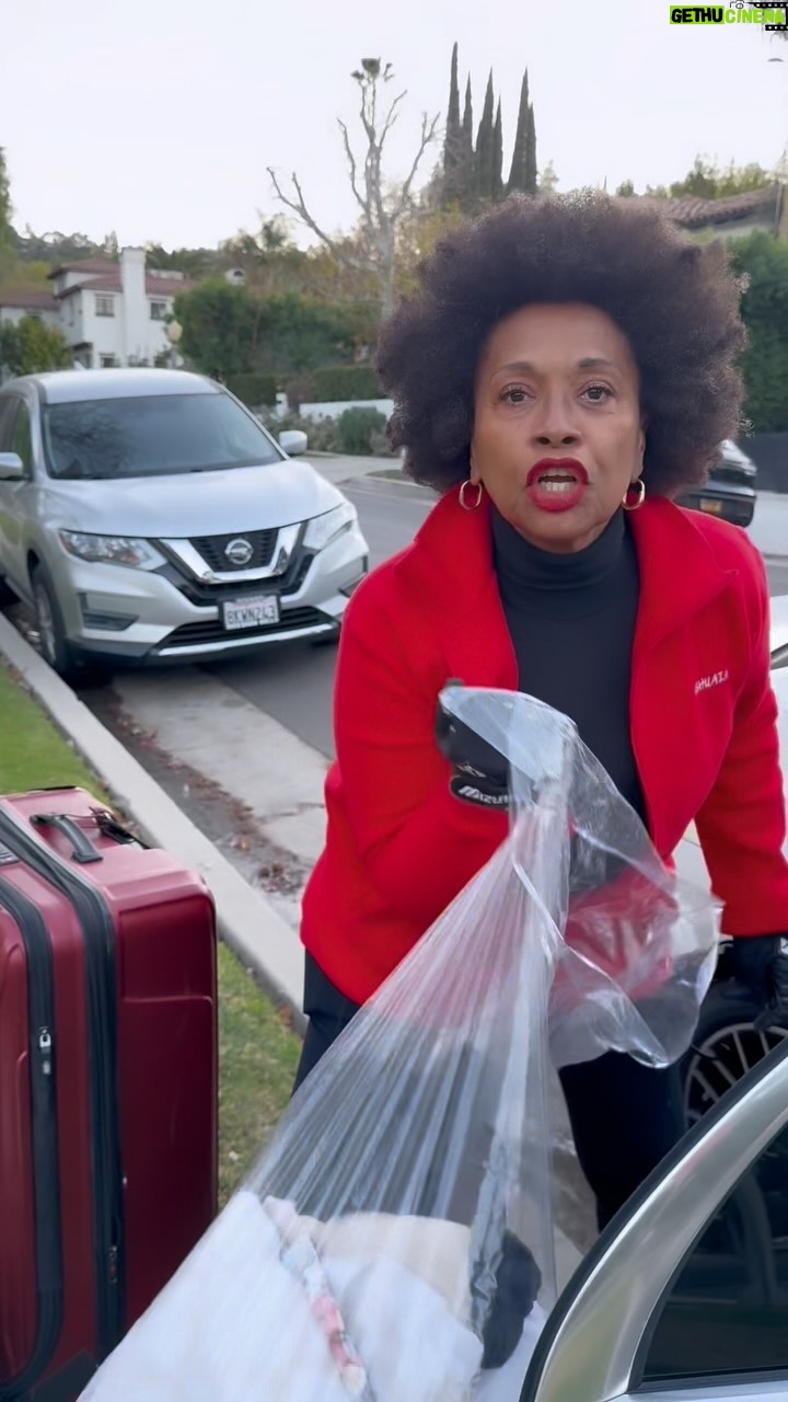 Jenifer Lewis - 197.5K Likes - HUMAN EVACUATION SHELTER
⬇️⬇️⬇️
Pasadena Convention Center
300 E Green St, Pasadena, CA 91101, USA
HOW TO VOLUNTEER
⬇️⬇️⬇️
•Volunteer County of Los Angeles engages in various community support activities, including disaster response and recovery efforts.
volunteer here: volunteer.lacounty.gov
•American Red Cross Los Angeles Region
Urgent need for disaster shelter volunteers to support those displaced by the wildfires.
volunteer here:
www.redcross.org/local/california/los-
angeles/volunteer
HOW TO DONATE
⬇️⬇️⬇️
Los Angeles Fire Department Foundation
Registered 501(c)(3) nonprofit that directly supports the @losangelesfiredepartment | website: supportlafd.org
