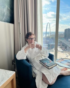 Jenna Fischer Instagram - Happy New Year! What a year 2024 was. Yesterday was the one year anniversary of my breast cancer surgery. I spent the day in St. Louis surrounded by family doing a belated Christmas with grandparents and cousins after luxuriating at my FAVORITE hotel of all time the @fsstlouis I mean…cozy robe, coffee, book, and that view! (I’ve been angling to be their official ambassador for years. And I won’t give up until it happens 😂).
 
I hope you all had a wonderful holiday and are going into this New Year refreshed and energized. I have two more Herceptin infusions and then I will get my port out!! Woot! Hair is growing back (slowly and wildly, but it’s growing). And I’m working out with @bodyfitbyamy to keep my body strong for the long haul. 

Sending you love and blessings for the New Year!