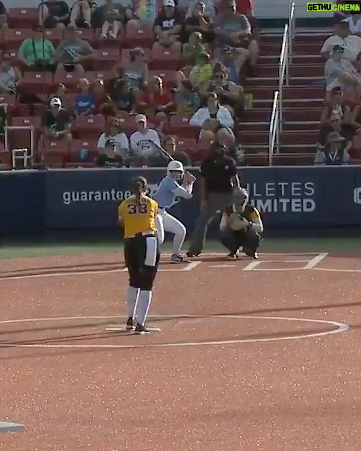 Jennie Finch - 12.6K Likes - two of the greatest to ever do it 🤩
📽️ @arizonasoftball
#AUSL