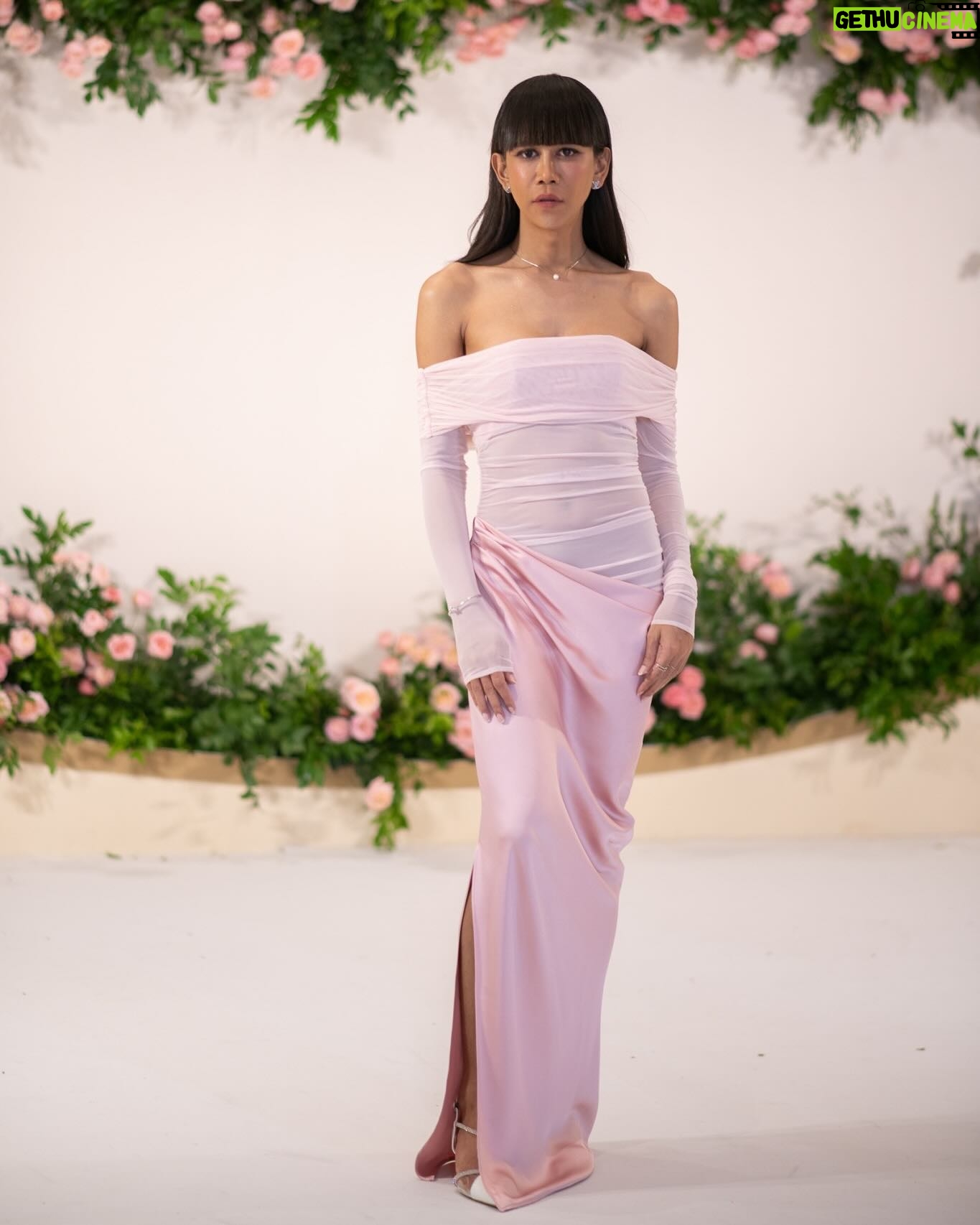 Jennie Panhan - 110.1K Likes - งานแต่งพี่วุ้น คือสุดๆ ให้ทุกภาพมันเล่าเรื่อง อีฝน @monsterfon ถึงปุ๊บก็โทรจิกสุด บอกกูยืนรออยู่หน้าโรงแรม มาเร็วๆ อายคน ไม่กล้าแวะรับมันเลยอ่ะ แต่พอเข้างานปุ๊บเจอหมากคิมก็หายไปกับเค้าทิ้งกูเลยทันที งง ล่ะในงานดาราสาวสวยล้านคน นี่หิวข้าวมากแต่ไม่กล้ากินไรเยอะ เดินไปตักมินิค็อกเทลชิ้นเล็กๆ มากิน 6 คำ ตกดึกแสบท้องต้องไปยืนต่อแถวเอาข้าวต้มเป็ดมากิน แล้วยัยเกรซ @gracekanklao ก็คือให้กูนั่งให้กูกินข้าวไม่ได้เลย ต้องเต้น เต้นอย่าหยุด เต้นๆๆ อ่ะอีดอก เต้น!! ขี่คอ @peachkyky ไปเลยจบๆ ส่วนแม่หญิง @realyingrhatha นั่งอ่อมแก่จนต้องลากมาที่โต๊ะ มาถึงเต้นไม่หยุด เต้นจนผัวหาย หันมางอแงเว่อร์ แต่ที่น่าสงสารสุดคือลูกชายพี่นิด อรพรรณ อีฝนลากนี่เข้าไปแอ๊วเอิง เจอนี่เต้นหน้าฮ่านใส่ไป 1 ชุด ไม่รู้เกิดบาดแผลในใจอะไรรึเปล่า แล้วถามว่าพี่นิดห้ามมั้ย? ฮึ!! ถอยหลัง 3 ก้าวพร้อมหยิบมือถือขึ้นมาถ่ายและหัวเราะตั้งแต่ต้นจนจบเหตุการณ์ เริ่ด สนุกสุดๆ ยินดีกับแม่ด้วย @vjwoonsen สวยเกินคนมากกกกกกกกกก เจ้าบ่าวน่ารักสุดๆ 😊
.
ป.ล.1 เจอผกามาลินรุ่น 1 คือพี่เข็มเท่มาก!!
ป.ล.2 อีฝนยังคงพากะเทยเข้าตรวจมะเร็งเช่นเคย