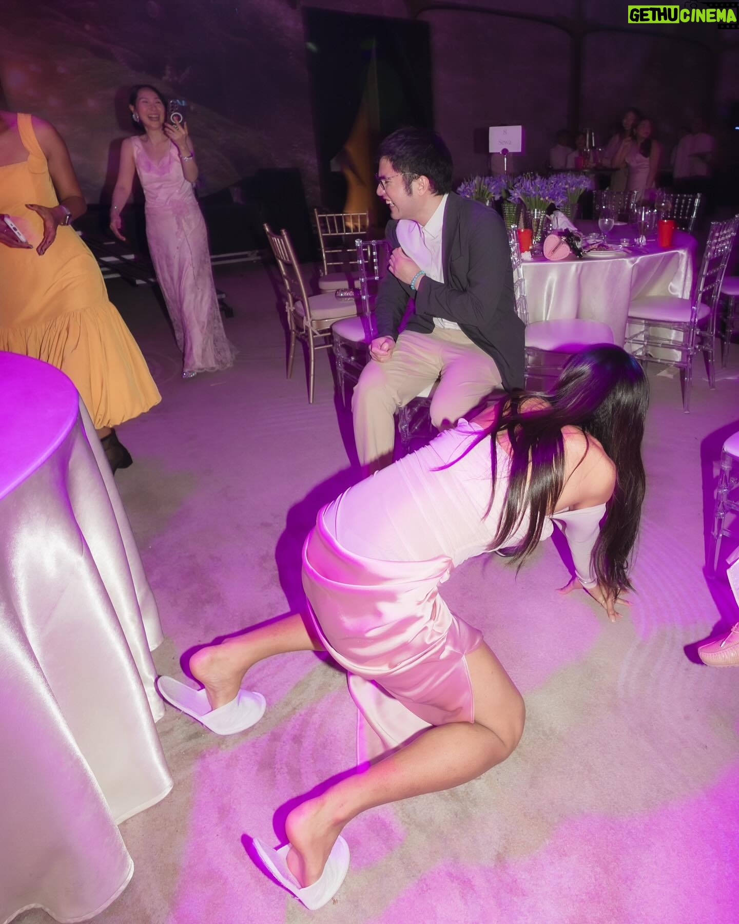 Jennie Panhan - 110.1K Likes - งานแต่งพี่วุ้น คือสุดๆ ให้ทุกภาพมันเล่าเรื่อง อีฝน @monsterfon ถึงปุ๊บก็โทรจิกสุด บอกกูยืนรออยู่หน้าโรงแรม มาเร็วๆ อายคน ไม่กล้าแวะรับมันเลยอ่ะ แต่พอเข้างานปุ๊บเจอหมากคิมก็หายไปกับเค้าทิ้งกูเลยทันที งง ล่ะในงานดาราสาวสวยล้านคน นี่หิวข้าวมากแต่ไม่กล้ากินไรเยอะ เดินไปตักมินิค็อกเทลชิ้นเล็กๆ มากิน 6 คำ ตกดึกแสบท้องต้องไปยืนต่อแถวเอาข้าวต้มเป็ดมากิน แล้วยัยเกรซ @gracekanklao ก็คือให้กูนั่งให้กูกินข้าวไม่ได้เลย ต้องเต้น เต้นอย่าหยุด เต้นๆๆ อ่ะอีดอก เต้น!! ขี่คอ @peachkyky ไปเลยจบๆ ส่วนแม่หญิง @realyingrhatha นั่งอ่อมแก่จนต้องลากมาที่โต๊ะ มาถึงเต้นไม่หยุด เต้นจนผัวหาย หันมางอแงเว่อร์ แต่ที่น่าสงสารสุดคือลูกชายพี่นิด อรพรรณ อีฝนลากนี่เข้าไปแอ๊วเอิง เจอนี่เต้นหน้าฮ่านใส่ไป 1 ชุด ไม่รู้เกิดบาดแผลในใจอะไรรึเปล่า แล้วถามว่าพี่นิดห้ามมั้ย? ฮึ!! ถอยหลัง 3 ก้าวพร้อมหยิบมือถือขึ้นมาถ่ายและหัวเราะตั้งแต่ต้นจนจบเหตุการณ์ เริ่ด สนุกสุดๆ ยินดีกับแม่ด้วย @vjwoonsen สวยเกินคนมากกกกกกกกกก เจ้าบ่าวน่ารักสุดๆ 😊
.
ป.ล.1 เจอผกามาลินรุ่น 1 คือพี่เข็มเท่มาก!!
ป.ล.2 อีฝนยังคงพากะเทยเข้าตรวจมะเร็งเช่นเคย
