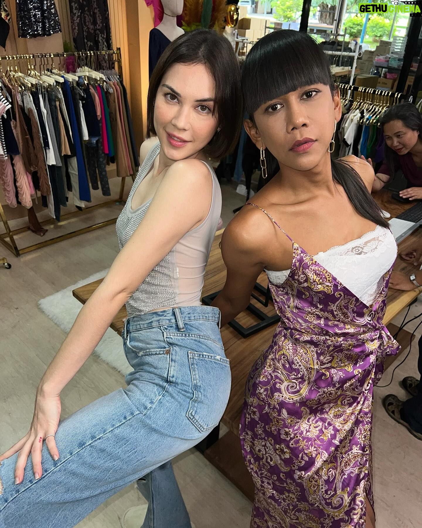 Jennie Panhan - 112.6K Likes - ขอบคุณมากๆ นะ “พี่เลิศ”
ขอบคุณทีมพี่แอนทองมากๆ เลยนะคะที่ตื้อให้เจนนี่มาเล่นละครเรื่องนี้ หยิบยื่นโอกาสที่ดีมากแบบนี้ให้หนู ขอบคุณที่พยายามจัดคิวให้ลงตัวทุกอย่าง และดูแลดีแบบสุดๆ
ขอบคุณพี่นุชชี่และทีมละครทุกคนด้วยค่ะที่ทำให้เจนนี่ออกมาเป็นพี่เลิศแบบที่ทุกคนเห็น พี่เลิศที่ดีงามขนาดนี้ รักแม่นุชชี้คนเก่งระดับโลกของหนู
ขอบคุณที่เปิดกว้างให้นักแสดง lgbtq ได้โชว์ศักยภาพในบทบาทที่หลากหลายมากขึ้น ขอบคุณบทที่ดีแบบนี้ ขอบคุณช่อง 3 ด้วยนะคะ
ขอบคุณเพื่อนๆ พี่ๆ น้องๆ นักแสดงทุกคนด้วยที่รับส่งกันแบบเต็มที่ เล่นกันแบบสุดๆ ทำให้เจนนี่เป็นพี่เลิศ แม่เลิศได้อย่างที่ทุกคนต้องการ ทุกคนเก่งมากจริงๆ ดีใจมากๆ ที่ได้ร่วมแสดงและรู้จักกับทุกคน
และขอบคุณเธอด้วยนะ “เจนนี่” พัฒนาตัวเองขึ้นไปอีกเรื่อยๆ นะ รอให้กำลังใจและชื่นชมเธออยู่ข้างๆ เสมอ เธอเก่งขึ้นมาก 👍🏽♥️
#หวานรักต้องห้าม