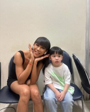 Jennie Panhan Instagram - เคยปักนามสกุลพี่เค้าบนชุดนักเรียน ขี่รถเครื่องตามรถตู้ ไปดูคอนทุกครั้งที่มาหาดใหญ่ สะสมรูป กล่องเหล็ก โปสเตอร์ เอเวอร์รี่ติง สมัครสมาชิก RS Star Club ใครจะไปคิดว่าวันนึงจะได้ขึ้นมายืนอยู่บนเวทีข้างๆ พี่ๆ เค้า เป็นแขกรับเชิญให้พี่แดนพี่บีม แกกกกกกกกกกกกกกฉันจะร้องไห้ ซ่าสั่นๆ ของจริง ขอบคุณพี่ๆ และทีมงานทุกคนที่ให้เกียรติแฟนคลับคนนี้ด้วยนะคะ ขอบคุณมากๆ เลยค่ะ 🙏🏾😭🥰 #DANBEAM#DREAM2BE