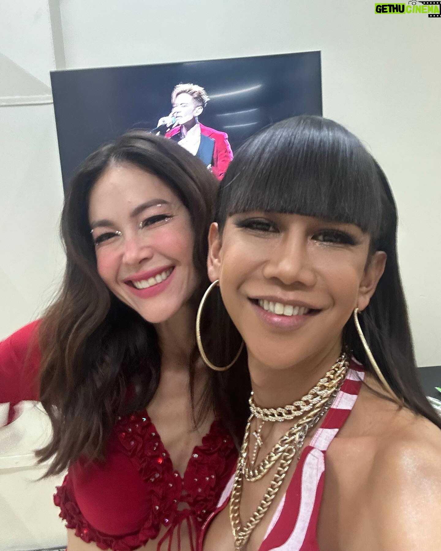 Jennie Panhan - 110.6K Likes - เคยปักนามสกุลพี่เค้าบนชุดนักเรียน ขี่รถเครื่องตามรถตู้ ไปดูคอนทุกครั้งที่มาหาดใหญ่ สะสมรูป กล่องเหล็ก โปสเตอร์ เอเวอร์รี่ติง สมัครสมาชิก RS Star Club ใครจะไปคิดว่าวันนึงจะได้ขึ้นมายืนอยู่บนเวทีข้างๆ พี่ๆ เค้า เป็นแขกรับเชิญให้พี่แดนพี่บีม แกกกกกกกกกกกกกกฉันจะร้องไห้ ซ่าสั่นๆ ของจริง ขอบคุณพี่ๆ และทีมงานทุกคนที่ให้เกียรติแฟนคลับคนนี้ด้วยนะคะ ขอบคุณมากๆ เลยค่ะ 🙏🏾😭🥰 #DANBEAM#DREAM2BE