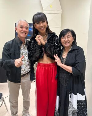 Jennie Panhan Instagram - เคยปักนามสกุลพี่เค้าบนชุดนักเรียน ขี่รถเครื่องตามรถตู้ ไปดูคอนทุกครั้งที่มาหาดใหญ่ สะสมรูป กล่องเหล็ก โปสเตอร์ เอเวอร์รี่ติง สมัครสมาชิก RS Star Club ใครจะไปคิดว่าวันนึงจะได้ขึ้นมายืนอยู่บนเวทีข้างๆ พี่ๆ เค้า เป็นแขกรับเชิญให้พี่แดนพี่บีม แกกกกกกกกกกกกกกฉันจะร้องไห้ ซ่าสั่นๆ ของจริง ขอบคุณพี่ๆ และทีมงานทุกคนที่ให้เกียรติแฟนคลับคนนี้ด้วยนะคะ ขอบคุณมากๆ เลยค่ะ 🙏🏾😭🥰 #DANBEAM#DREAM2BE