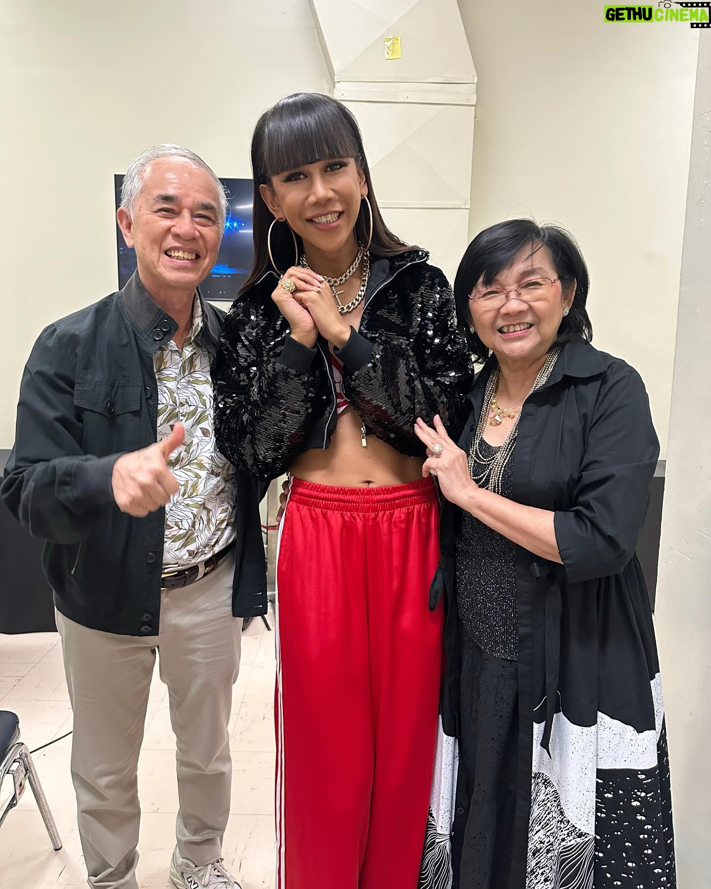 Jennie Panhan - 110.6K Likes - เคยปักนามสกุลพี่เค้าบนชุดนักเรียน ขี่รถเครื่องตามรถตู้ ไปดูคอนทุกครั้งที่มาหาดใหญ่ สะสมรูป กล่องเหล็ก โปสเตอร์ เอเวอร์รี่ติง สมัครสมาชิก RS Star Club ใครจะไปคิดว่าวันนึงจะได้ขึ้นมายืนอยู่บนเวทีข้างๆ พี่ๆ เค้า เป็นแขกรับเชิญให้พี่แดนพี่บีม แกกกกกกกกกกกกกกฉันจะร้องไห้ ซ่าสั่นๆ ของจริง ขอบคุณพี่ๆ และทีมงานทุกคนที่ให้เกียรติแฟนคลับคนนี้ด้วยนะคะ ขอบคุณมากๆ เลยค่ะ 🙏🏾😭🥰 #DANBEAM#DREAM2BE